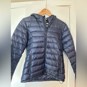Like New Aritzia / TNA Botanie puffer in dark blue size S